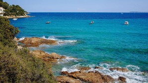 A coastal landscape with rocky shores, clear blue sea, and boats. - Charming studio in Cavalière, pets welcome - 4 guests (Cavalière)