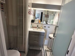 Bathroom - Apartment with AC and terrace - lake view (Le Barcarès)
