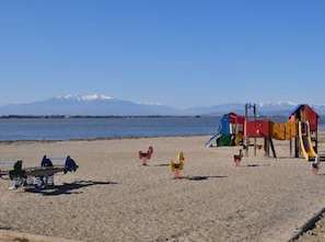 På stranden