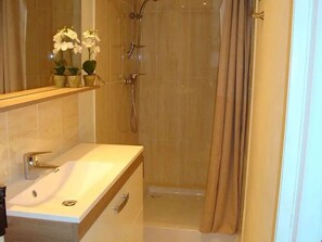 Bathroom - Quiet apartment with private garden - 5 guests (Pyla-sur-Mer)