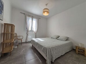 2 bedrooms, free WiFi, bed sheets - Bright apartment near town center - 5 guests (Calvi)