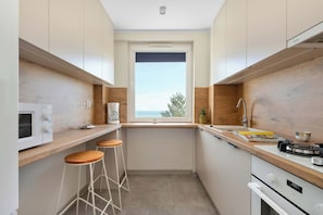 Fridge, microwave, oven, stovetop - Apartment with Balcony | View of the Sea and Proximity to the Beach (Sopot)