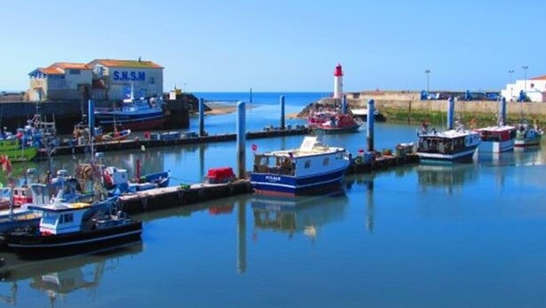 A harbor with boats docked, a lighthouse, and a building labeled 'S.N.S.M.' - Spacious house, near the beach - 6 guests (Saint-Pierre-d'Oléron)