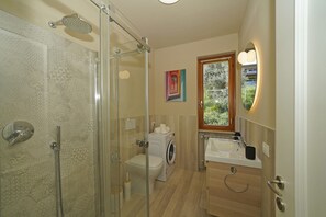 Shower, towels - Olive Garden Garda - pool & view Gardagate (Moniga del Garda)