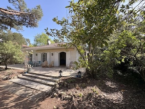 A two-story house with a patio, outdoor seating, and a garden. - Calm villa, pets welcome - 7 guests (Lège-Cap-Ferret)