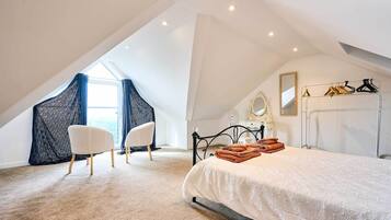 3 bedrooms, desk, iron/ironing board, WiFi