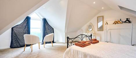 3 bedrooms, desk, iron/ironing board, WiFi