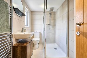 Shower, hair dryer, shampoo - Host & Stay | 2a Hamilton Road (Felixstowe)