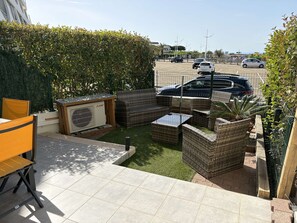 Outdoor dining - Renovated apartment with AC, parking - 6 guests (Port Camargue)