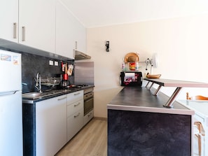 Frigorífico, microondas, placa de cocina y cafetera o tetera