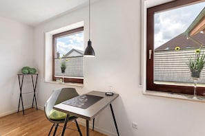 Dining - Studio Apartment 'Business Room Teckblick' with Shared Garden and Wi-Fi (Kirchheim unter Teck)