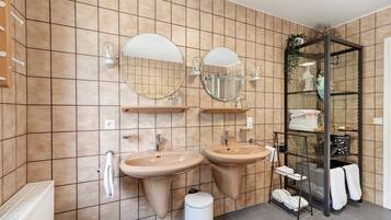 Dusche, Haartrockner, Handtücher