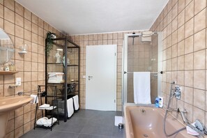 Shower, hair dryer, towels - Studio Apartment 'Business Room Teckblick' with Shared Garden and Wi-Fi (Kirchheim unter Teck)