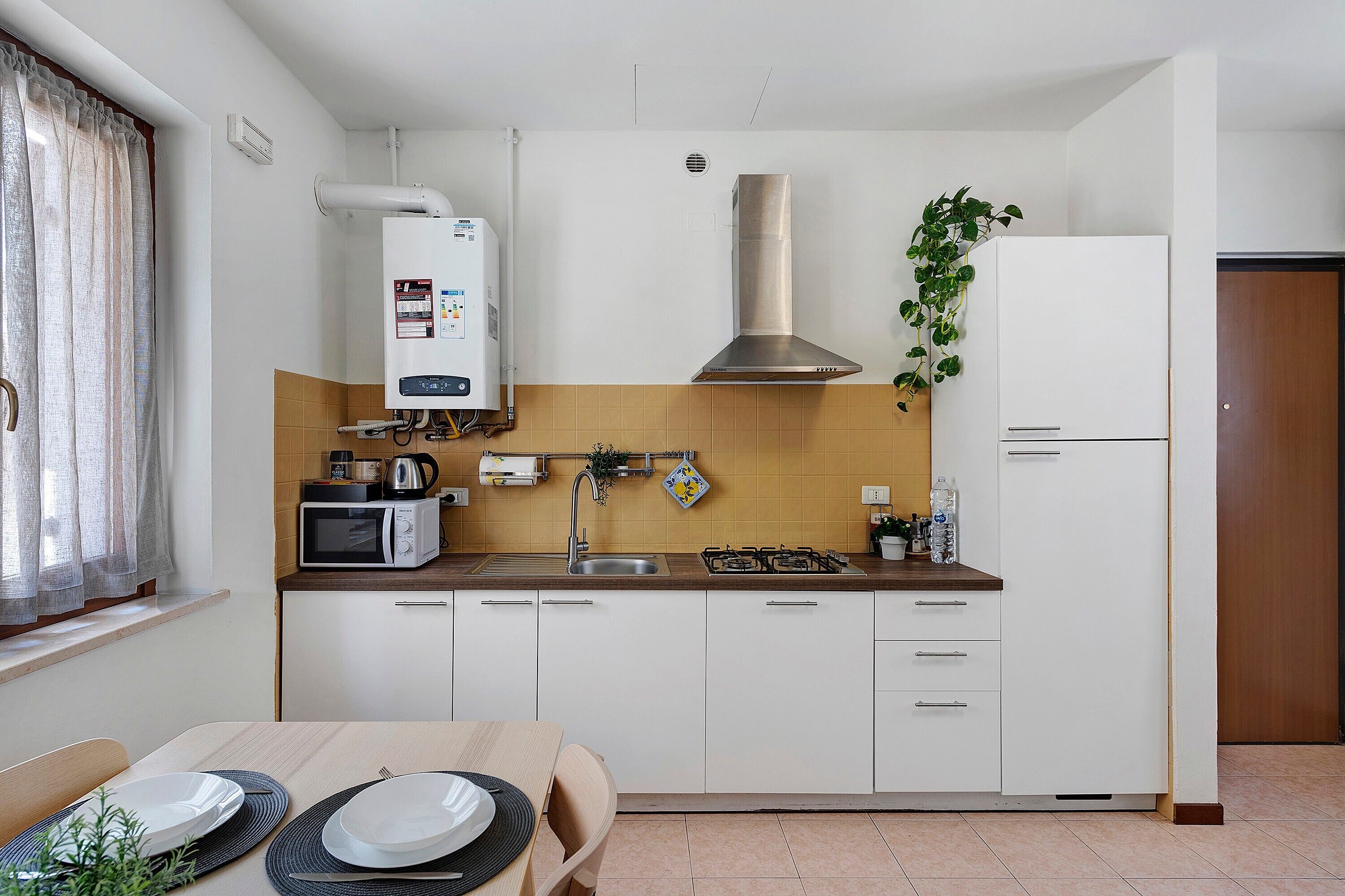 Kühlschrank, Mikrowelle, Herdplatte, Wasserkocher mit Kaffee-/Teezubehör