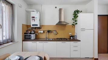 Kühlschrank, Mikrowelle, Herdplatte, Wasserkocher mit Kaffee-/Teezubehör