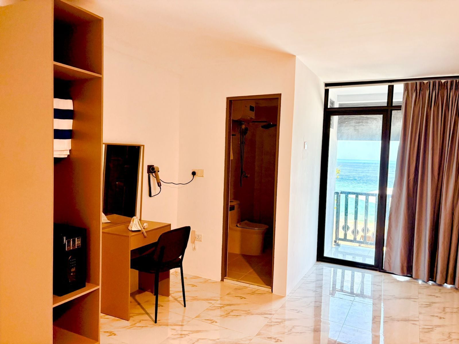 Double Room, Sea View | Bilik Mandi | Kelengkapan dandanan diri percuma, pengering rambut, tuala disediakan 