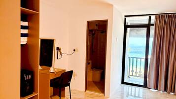 Double Room, Sea View | Bilik Mandi | Kelengkapan dandanan diri percuma, pengering rambut, tuala disediakan