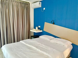 Habitación doble, vistas al mar | Caja fuerte, cortinas opacas, wifi gratis