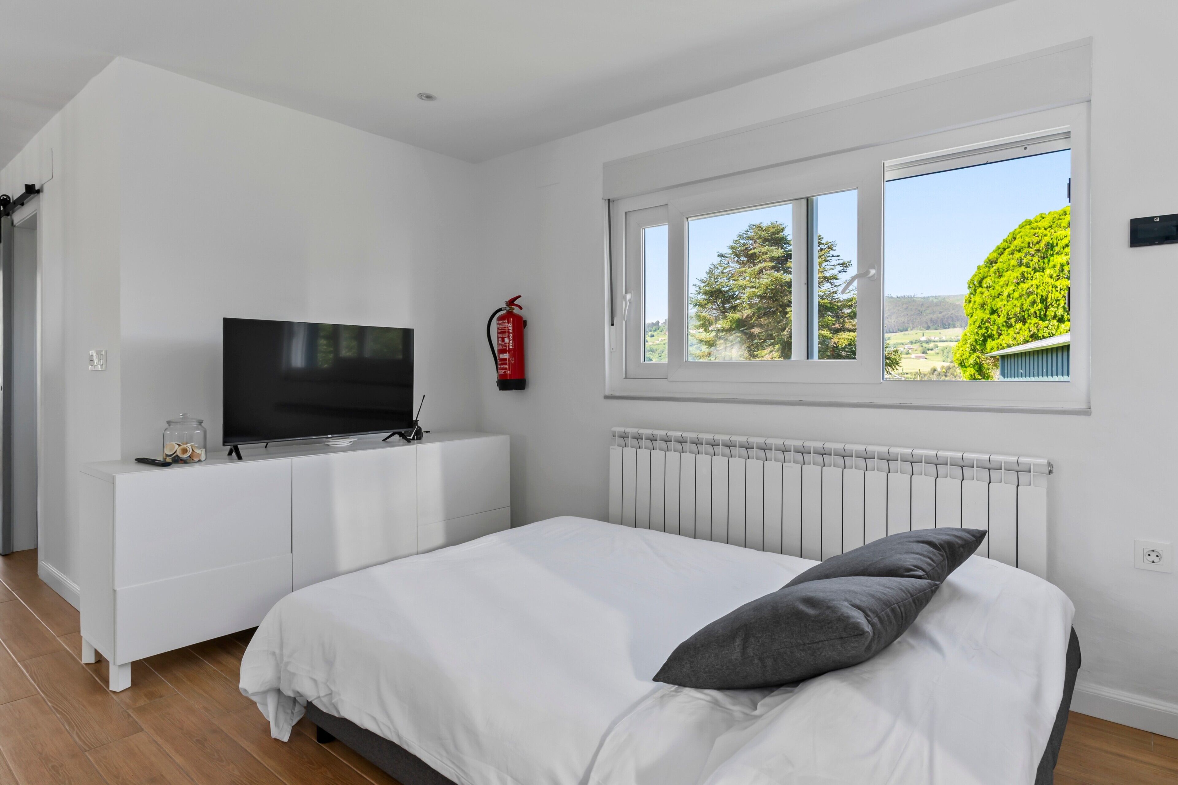 3 slaapkamers, een strijkplank/strijkijzer, wifi, beddengoed