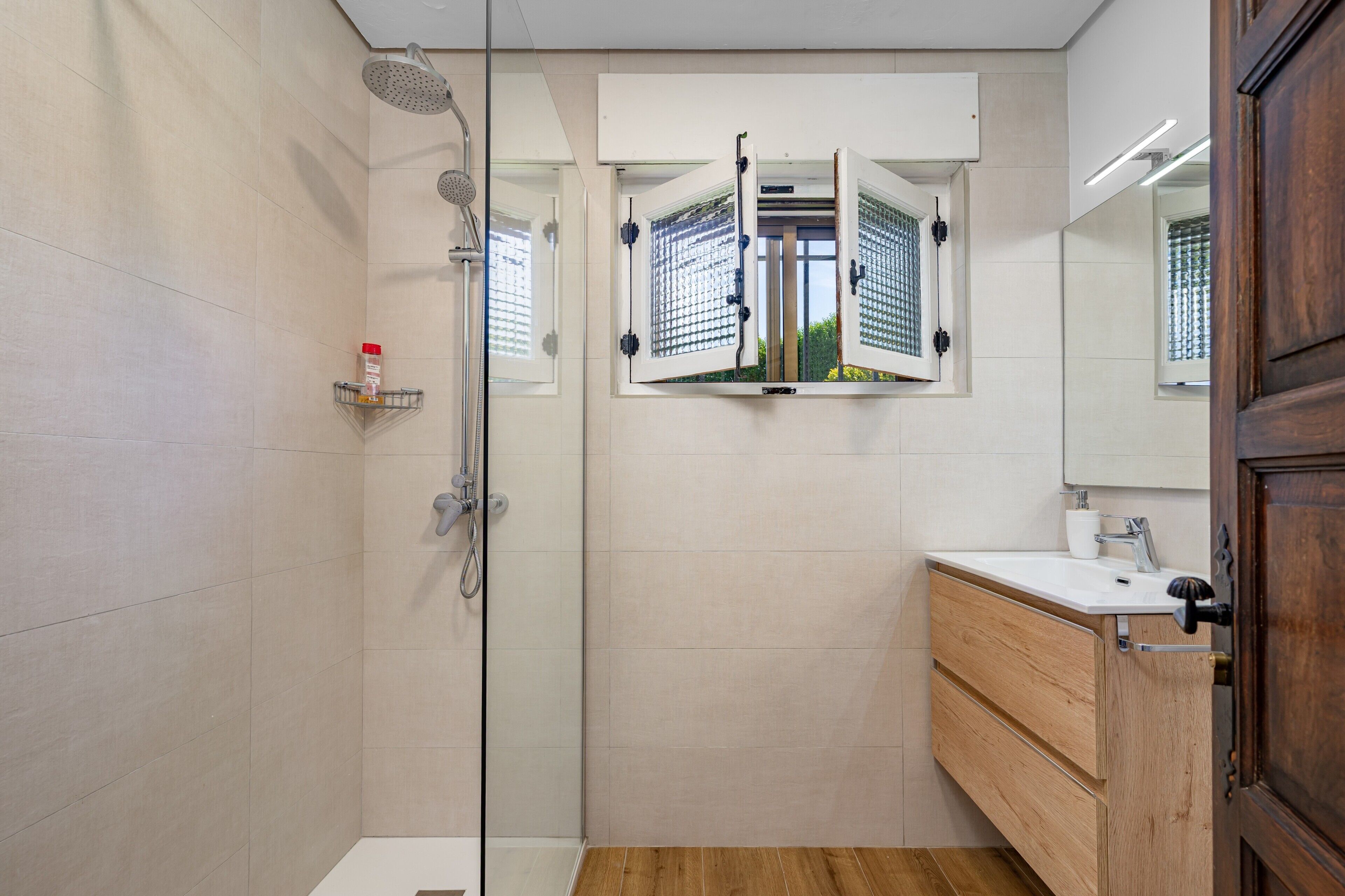 Een douche, een haardroger, handdoeken