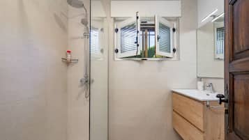 Een douche, een haardroger, handdoeken