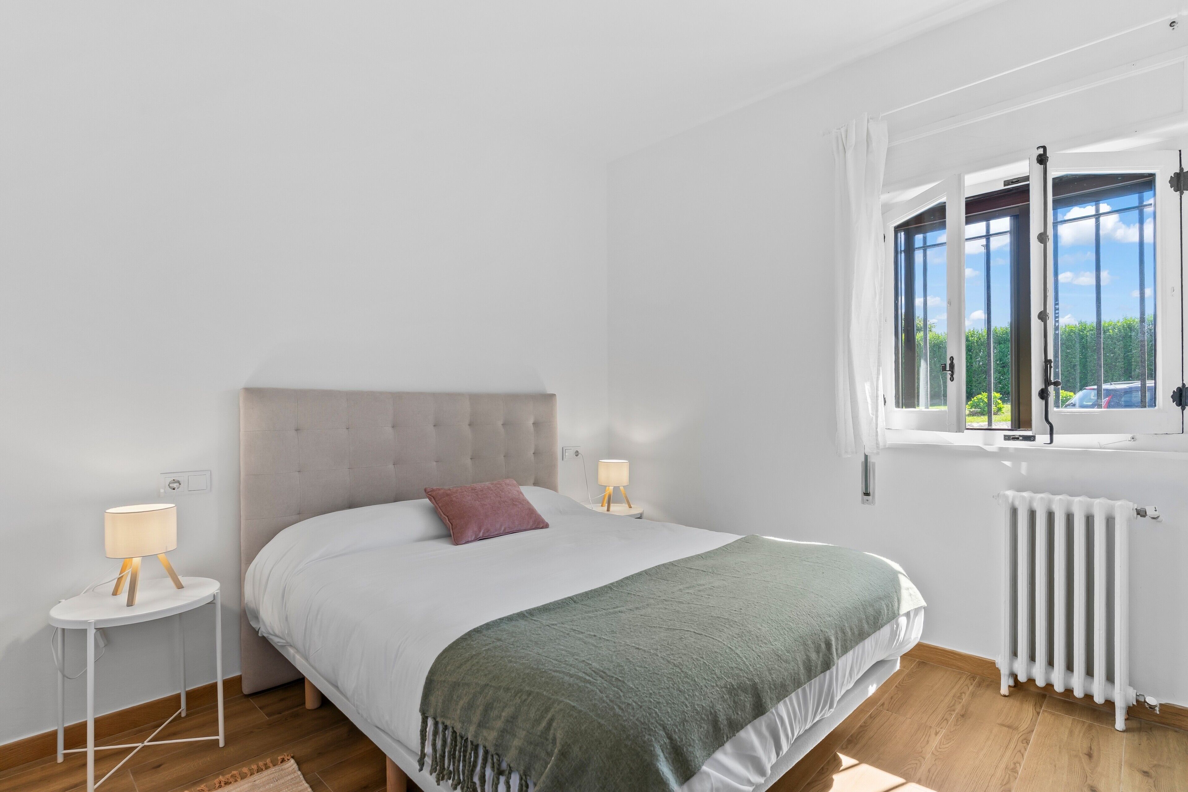 5 bedrooms, iron/ironing board, WiFi, bed sheets