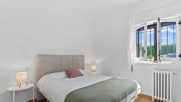 5 bedrooms, iron/ironing board, WiFi, bed sheets