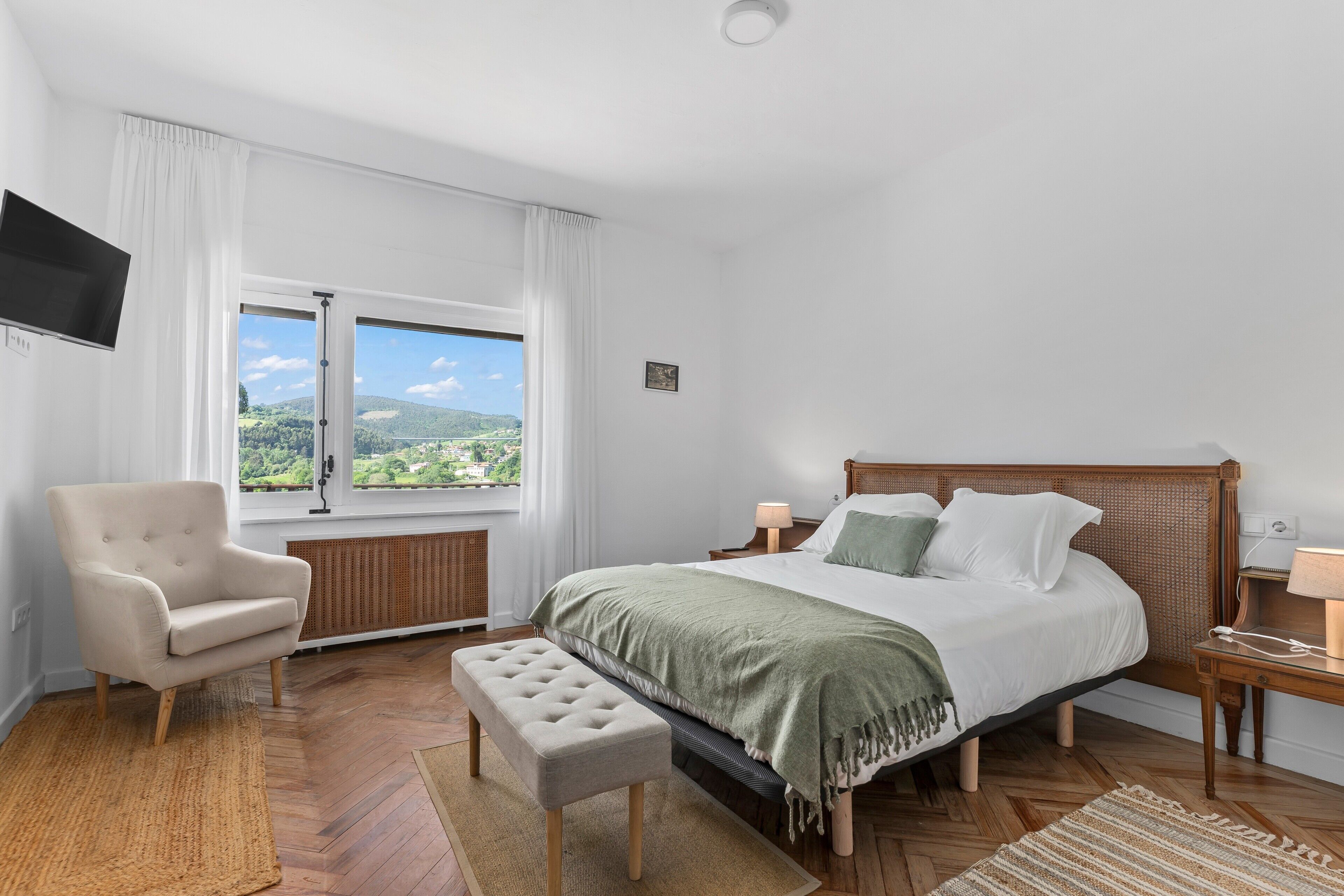5 bedrooms, iron/ironing board, WiFi, bed sheets
