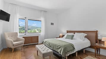 5 bedrooms, iron/ironing board, WiFi, bed sheets
