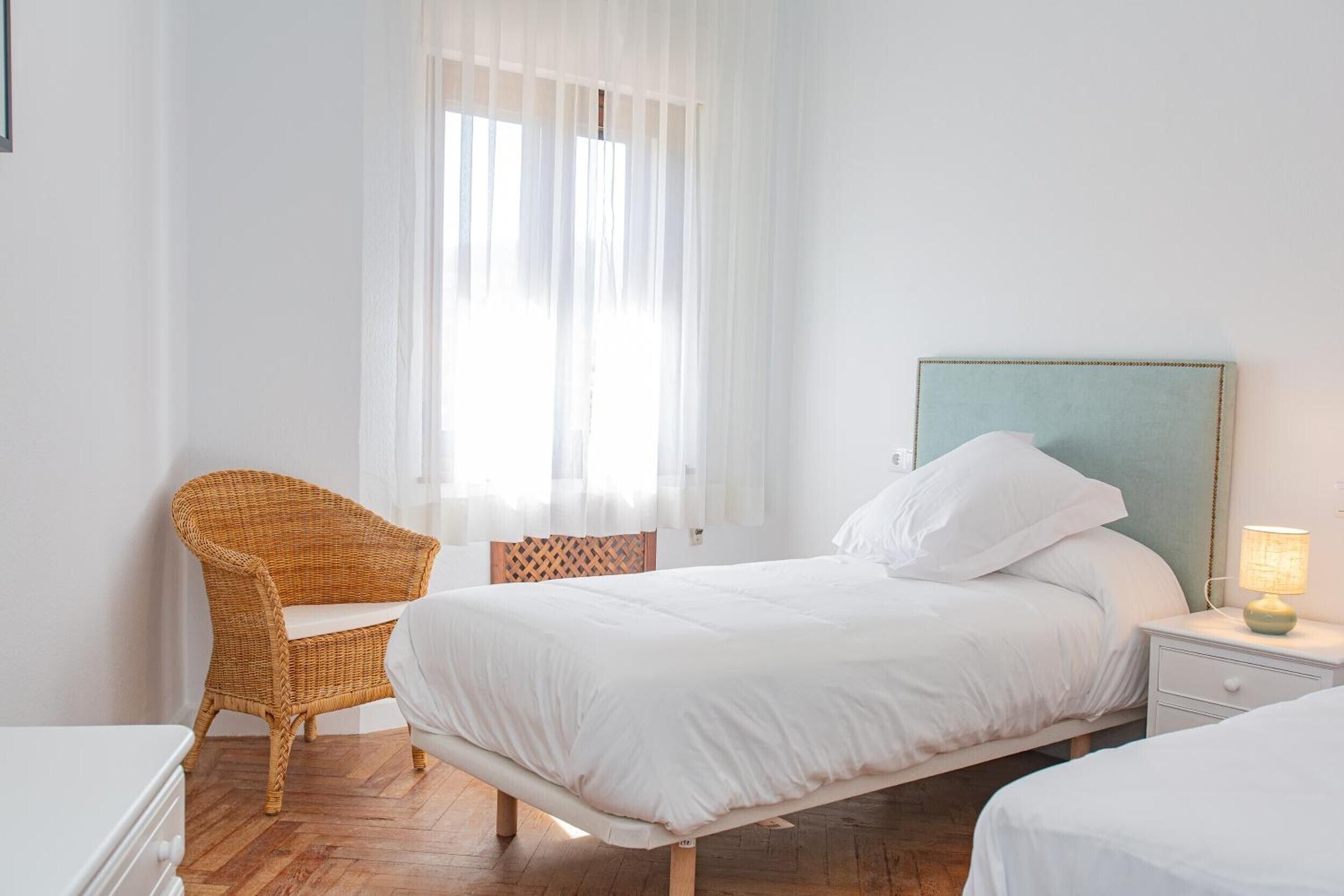 5 bedrooms, iron/ironing board, WiFi, bed sheets