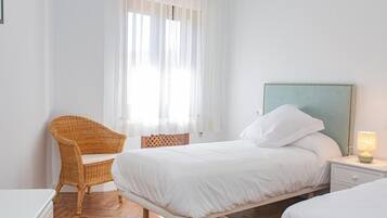 5 bedrooms, iron/ironing board, WiFi, bed sheets