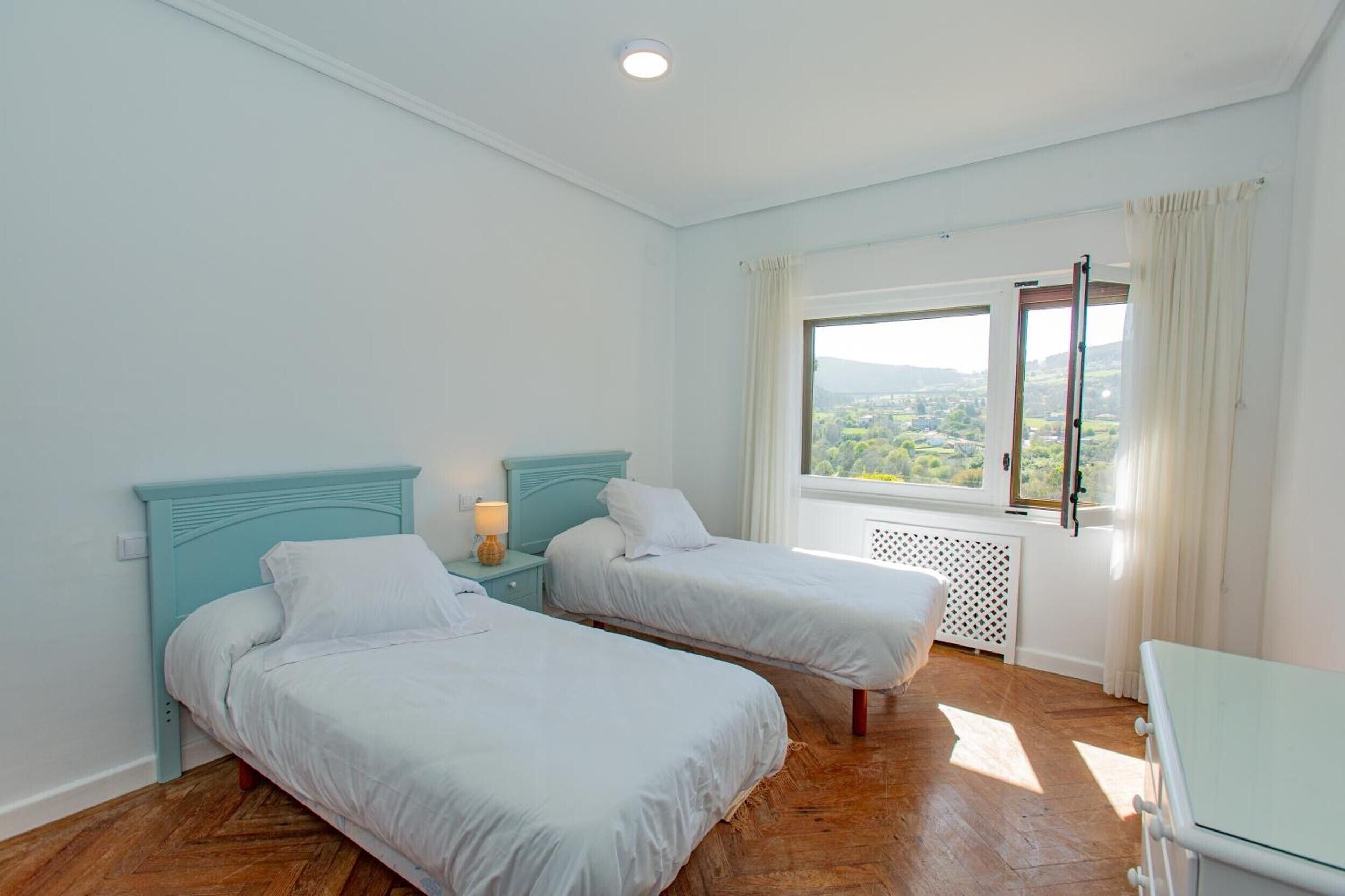 5 slaapkamers, een strijkplank/strijkijzer, wifi, beddengoed