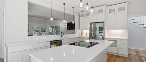Refrigerador, microondas, horno, placa de cocina