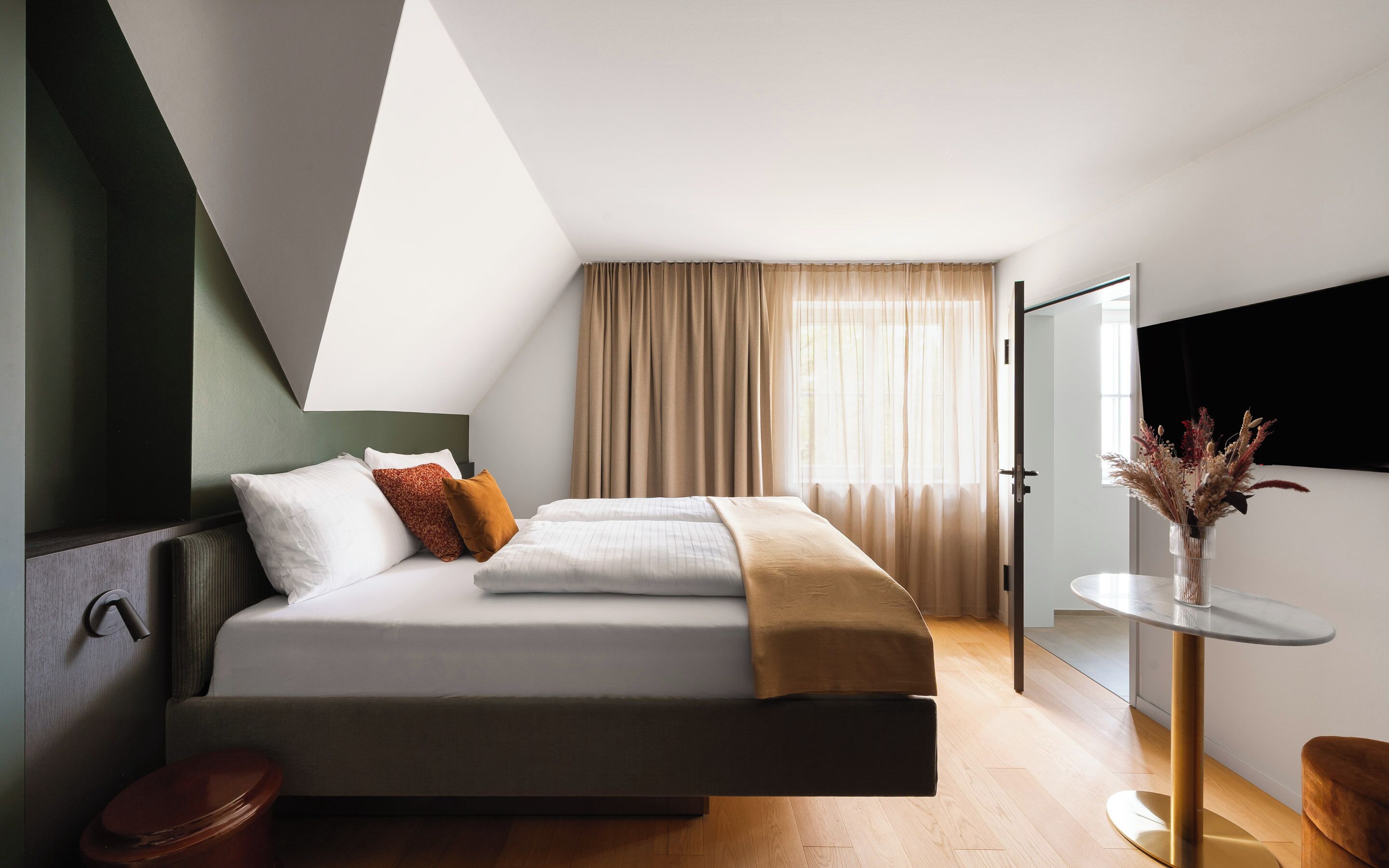 Phòng Suite, trang thiết bị hỗ trợ người có khó khăn khi di chuyển | Trang trí khác biệt, trang bị nội thất với thiết kế riêng biệt, bàn 