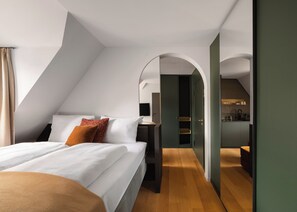 Phòng Suite | Trang trí khác biệt, trang bị nội thất với thiết kế riêng biệt, bàn 