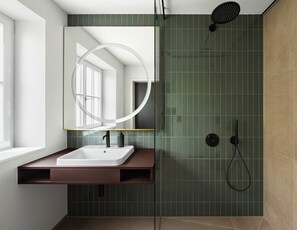 Ducha, artículos de tocador ecológicos, secador de pelo, toallas