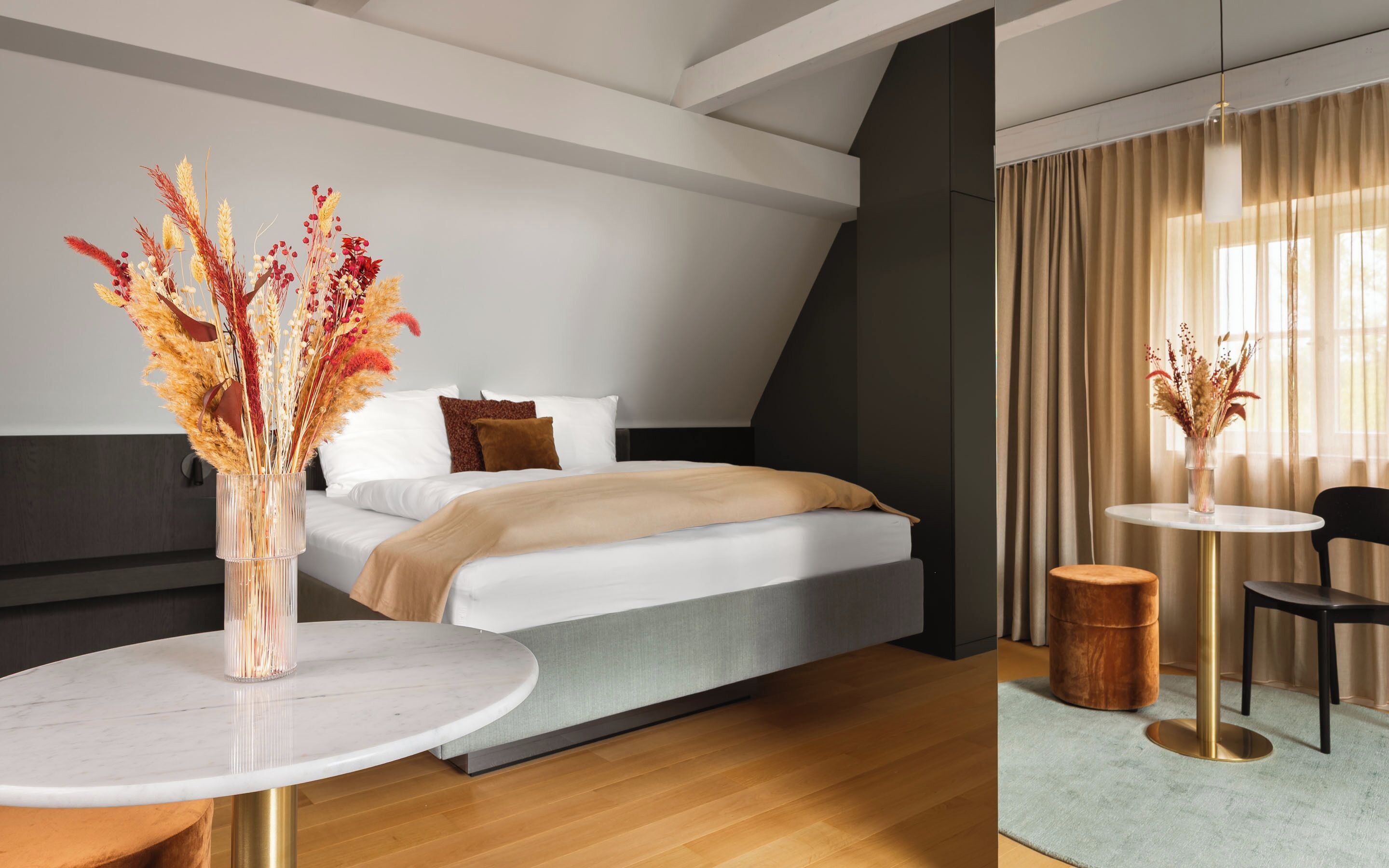 Phòng Suite dành cho gia đình | Trang trí khác biệt, trang bị nội th  ất với thiết kế riêng biệt, bàn 