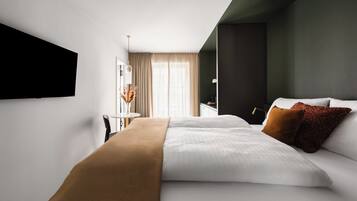 Suite mit Terrasse | Individuell dekoriert, individuell eingerichtet, Schreibtisch