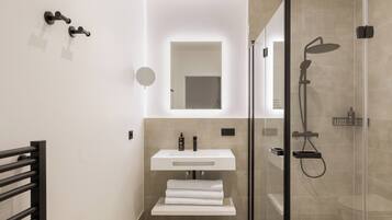 Chambre Double Classique | Salle de bain | Douche, articles de toilette écologiques, sÚche-cheveux
