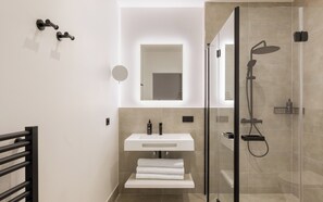Doppelzimmer | Badezimmer | Dusche, umweltfreundliche Kosmetikartikel, Haartrockner, Handtücher