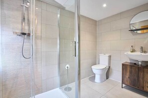 Shower, hair dryer, towels, shampoo - Host & Stay | 2b Hamilton Road (Felixstowe)