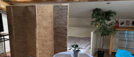 1 makuuhuone, tallelokero huoneessa, silitysrauta/-lauta, ilmainen Wi-Fi