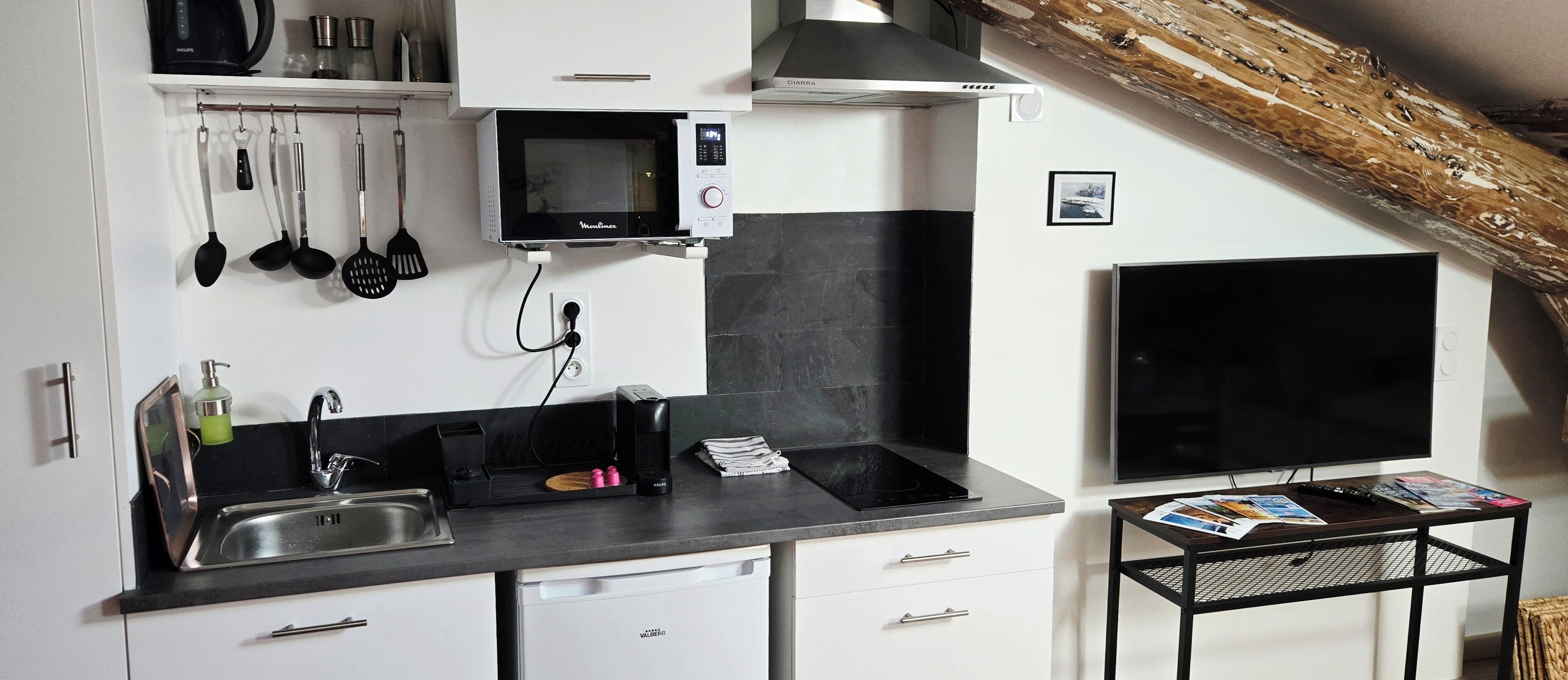 Réfrigérateur, micro-ondes, plaque de cuisson, cafetière/bouilloire