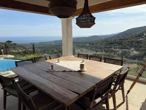 Outdoor dining - Vrbo Property (La croix-valmer)