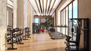 Ein modernes Fitnessstudio mit Trainingsgeräten, großen Fenstern und Holzboden.