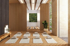 Ein Zimmer mit Holzböden, einem großen Fenster und einem Blumentopf.