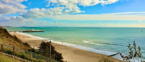 Playa en los alrededores y playa de arena blanca