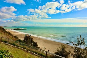 Una playa cerca, arena blanca