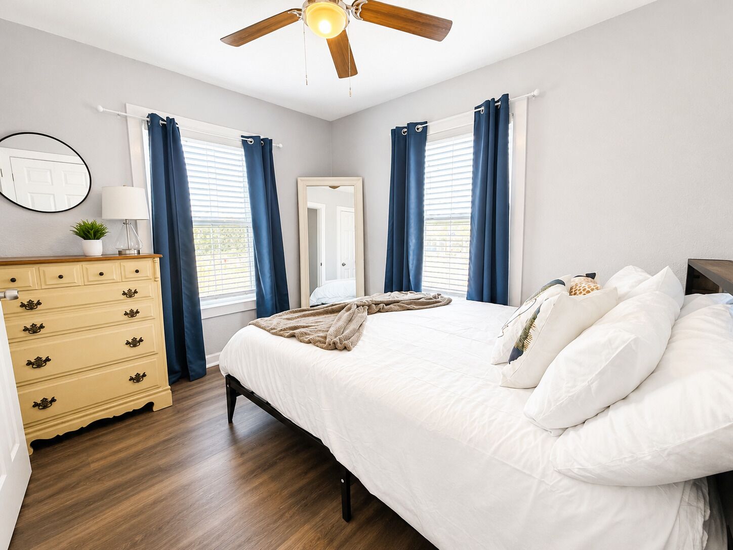 2 slaapkamers, een bureau, een strijkplank/strijkijzer, gratis wifi