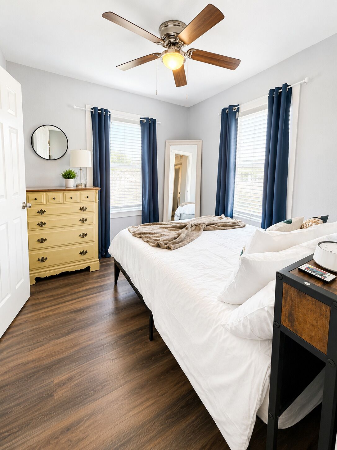 2 habitaciones, escritorio, tabla de planchar con plancha y wifi gratis 